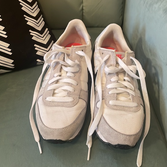 Retro Nikes - Picture 2 of 4